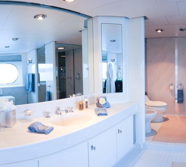 Bath Aboard Yacht MAGNA GRECIA