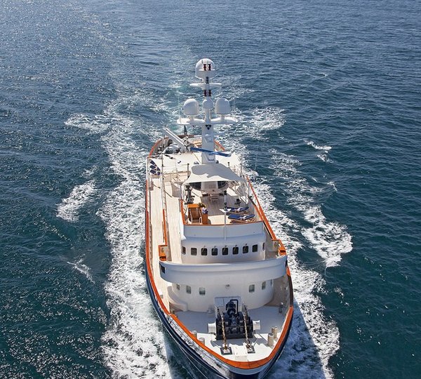 Forward Aspect: Yacht SEAWOLF's Cruising Image