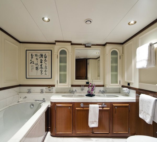Main Master En Suite Aboard Yacht SEAWOLF