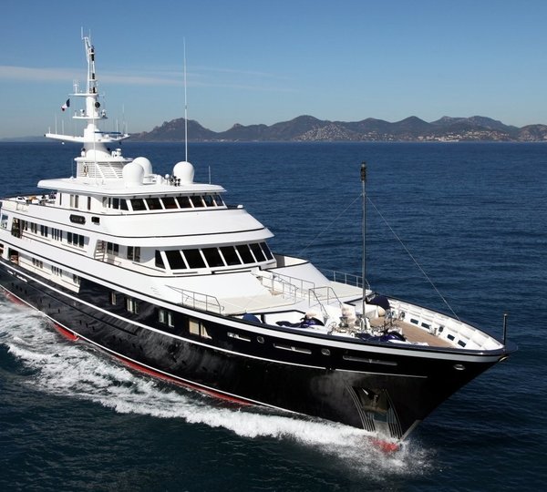 Detail Forward Aspect: Yacht VIRGINIAN's Cruising Photograph