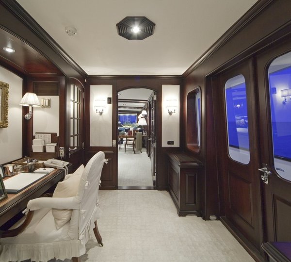 Office On Yacht VIRGINIAN