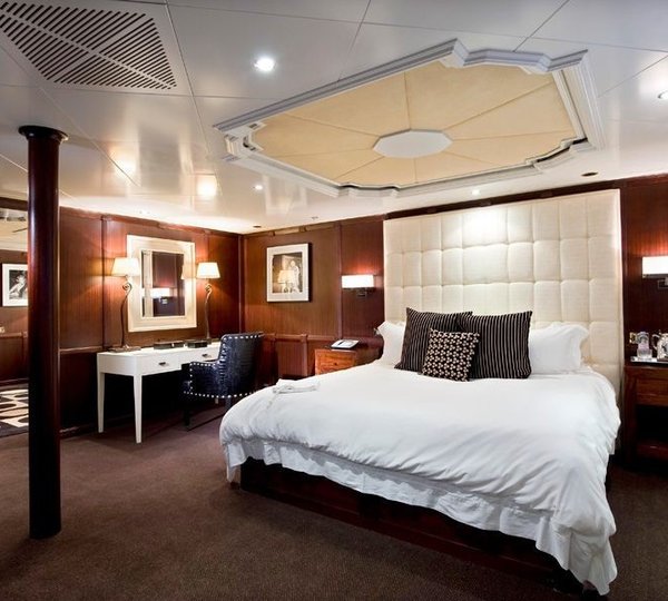 Berth: Yacht FORCE BLUE's VIP Photograph