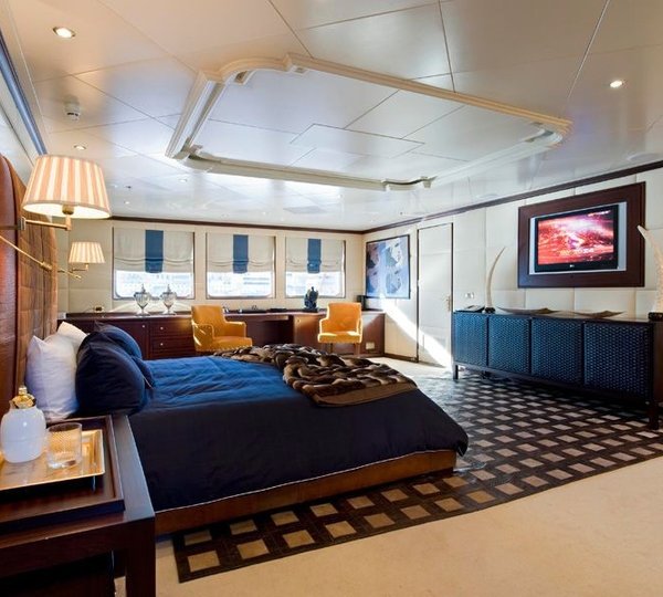Profile: Yacht FORCE BLUE's Main Master Cabin Captured
