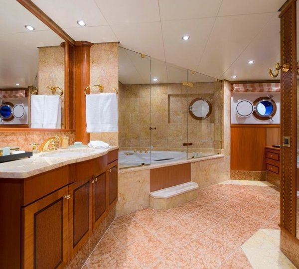 VIP Bath Aboard Yacht FORCE BLUE