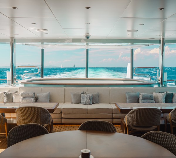 60-entertaining Area Stern View