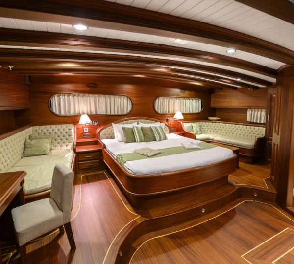 Aft master suite