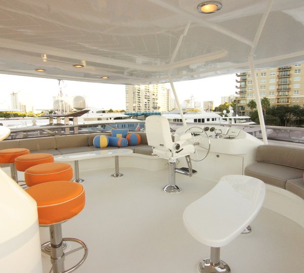 Flybridge Deck And Wet Bar