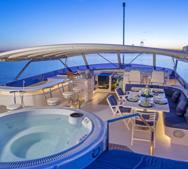 Flybridge Deck With Jacuzzi