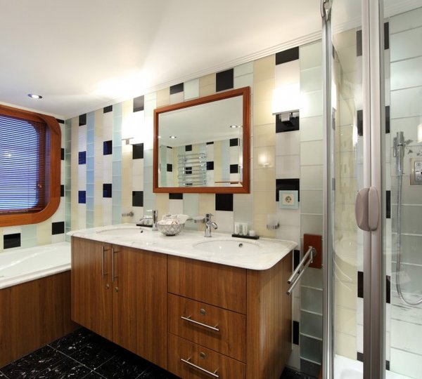 Guest Cabin - Bathroom