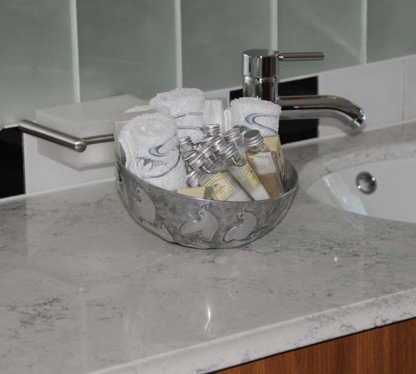 Guest Cabin - Bathroom 00004