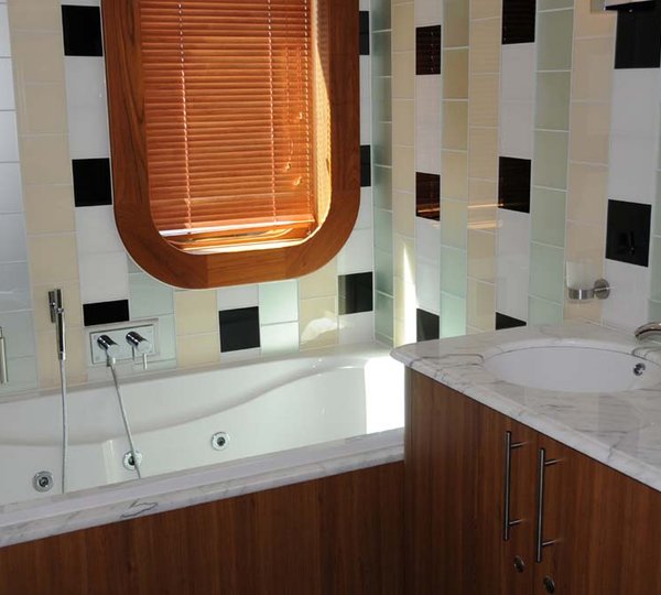 Guest Cabin - Bathroom