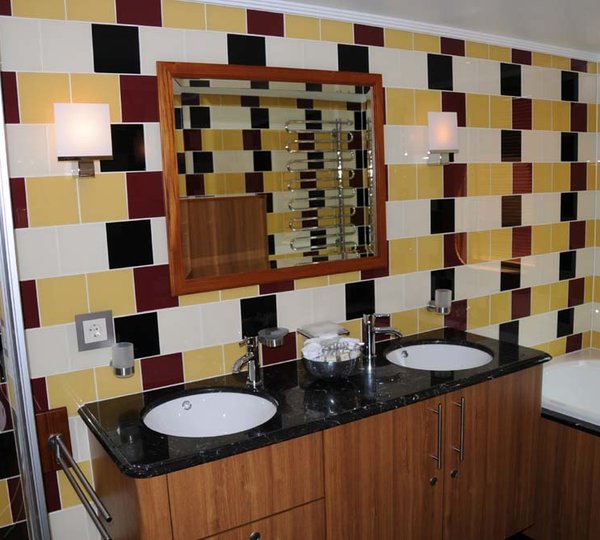 Guest Cabin - Bathroom