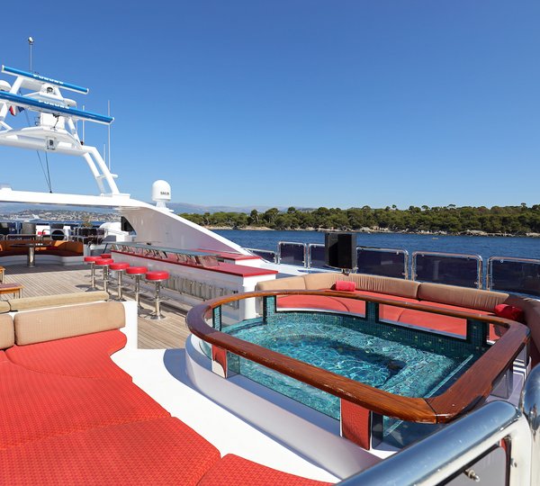 Jacuzzi With Sunpads 