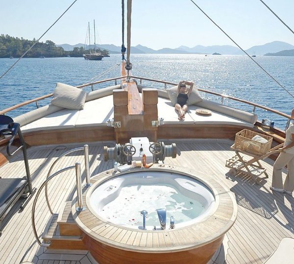 Mare Nostrum Gullet - Foredeck Sunning