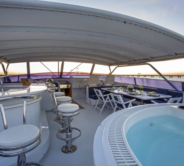 Sundeck Bar And Jacuzzi