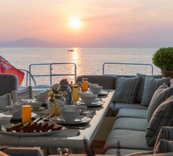 Sundeck With Dining Area