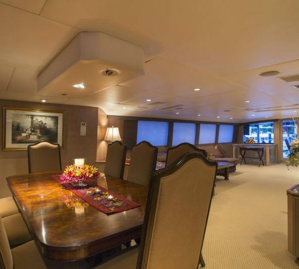 Yacht DOA By Broward - Dining
