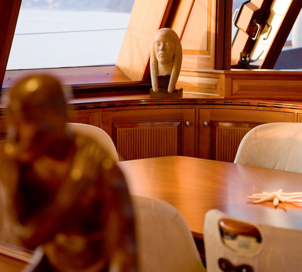 Yacht DRUMBEAT - Alloy Yachts - Interior Art