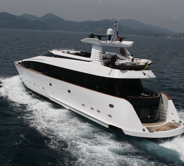 Yacht LOR - Underway