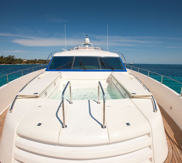 Yacht SUPERTOY - Bow And Jacuzzi