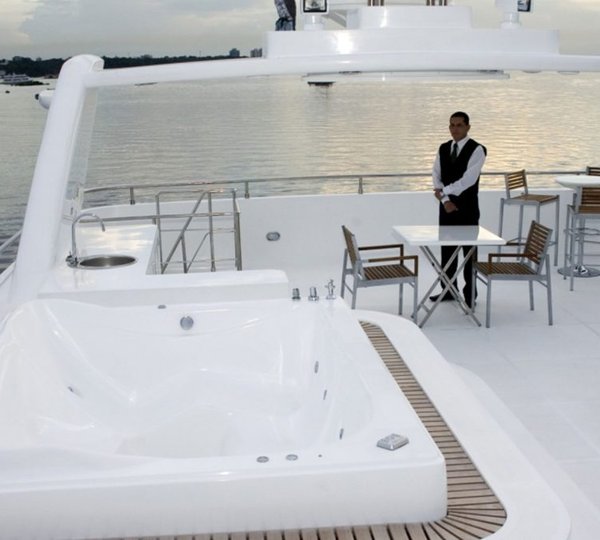 Flybridge area with Jacuzzi