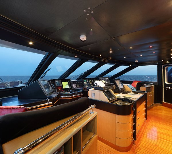 Helm station / Bridgedeck 