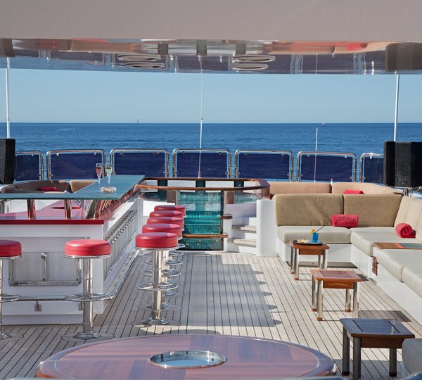 Sundeck Jacuzzi, Bar And Seating Area