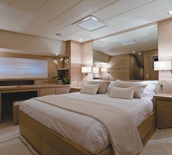 The 30m Yacht HUMMINGBIRD