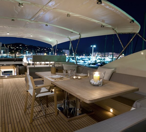 The 30m Yacht HUMMINGBIRD