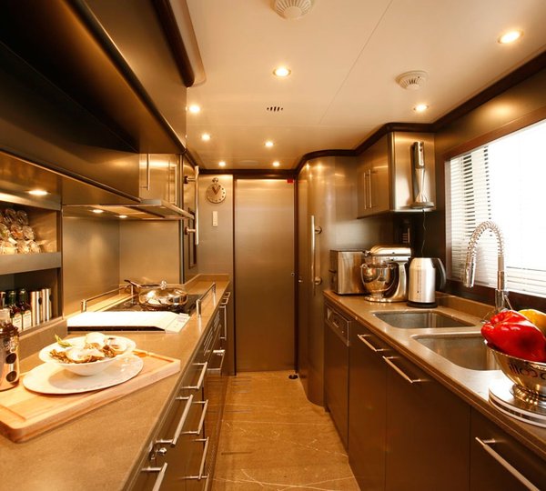 The 30m Yacht QUID PRO QUO