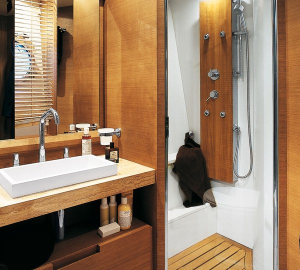 The 31m Yacht LEONARDO