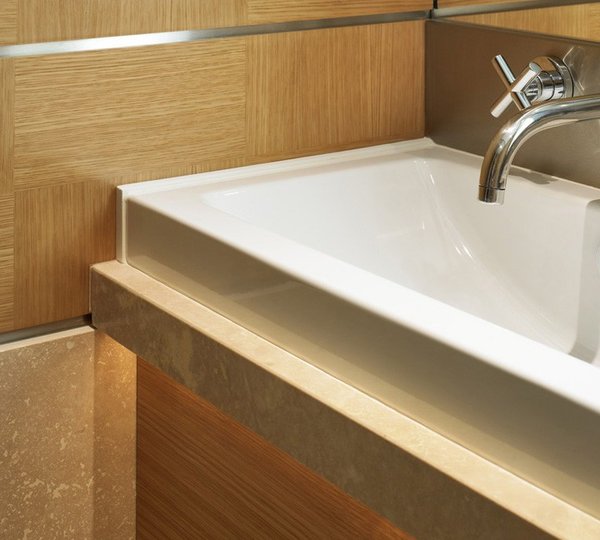 Close Up: Yacht DREAM ON's Bath Captured