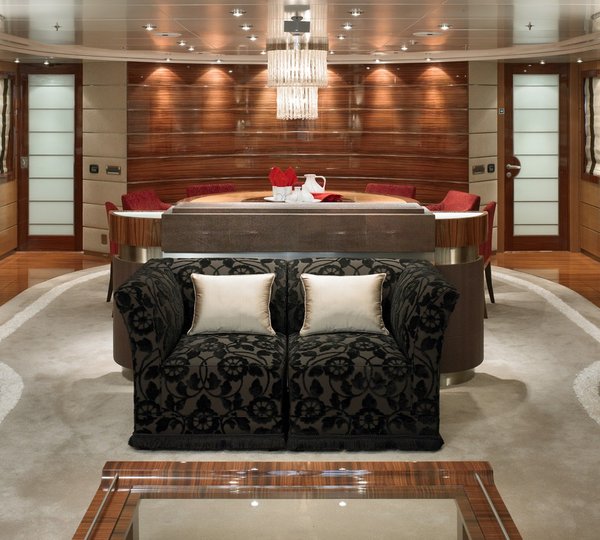 Profile: Yacht DREAM ON's Saloon Captured