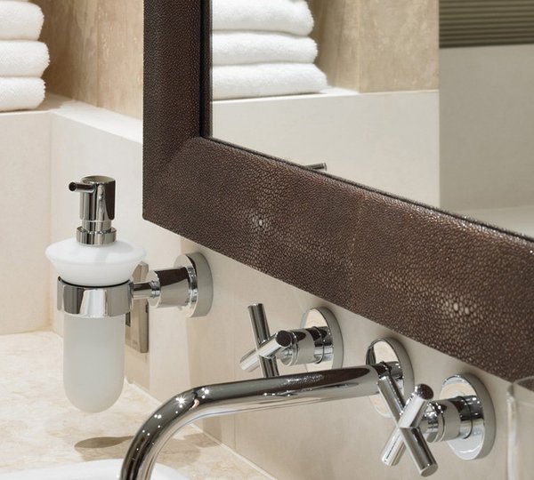 Close Up: Yacht DREAM ON's Bath Photograph