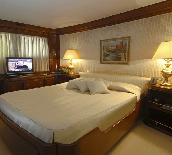 Profile Aspect: Yacht INTUITION LADY's Main Master Cabin Photograph