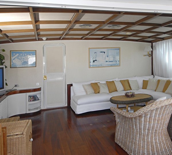 Screening: Yacht INTUITION LADY's Saloon Image