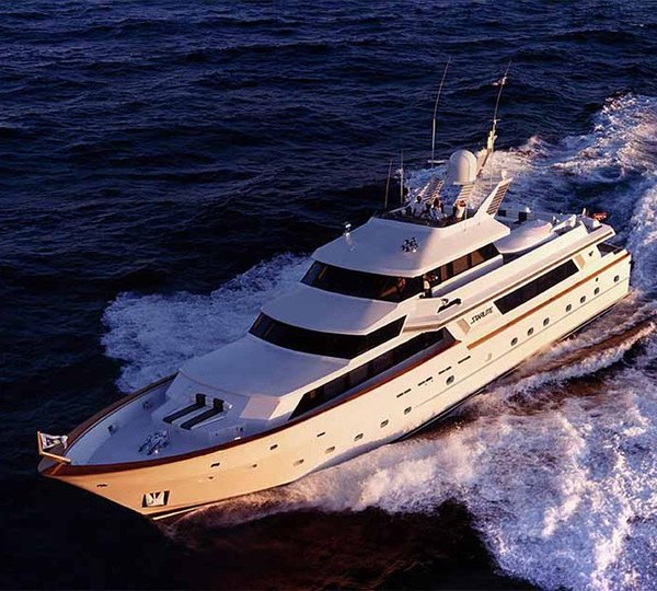 Cruising On Board Yacht LE MONTRACHET