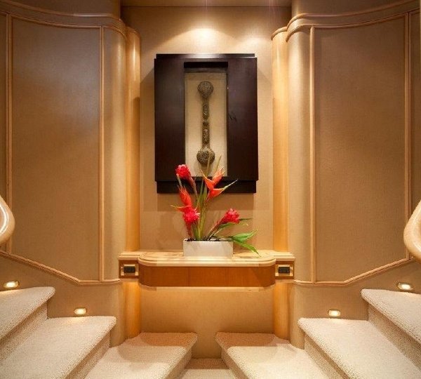 The 39m Yacht DUMB LUCK