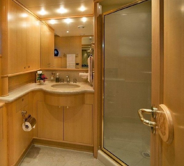 The 39m Yacht DUMB LUCK