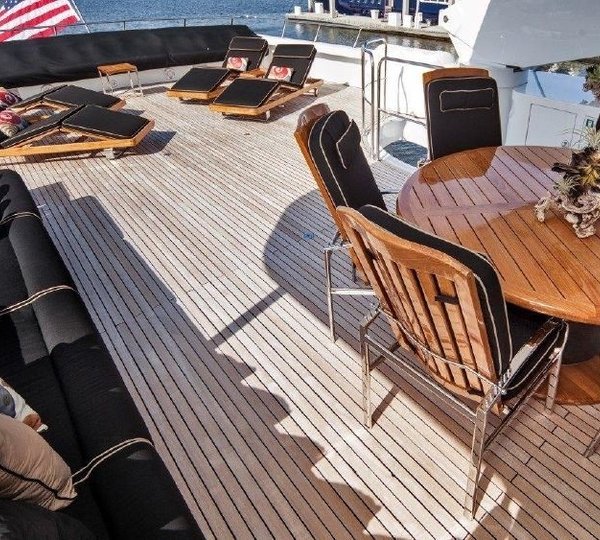 The 39m Yacht DUMB LUCK