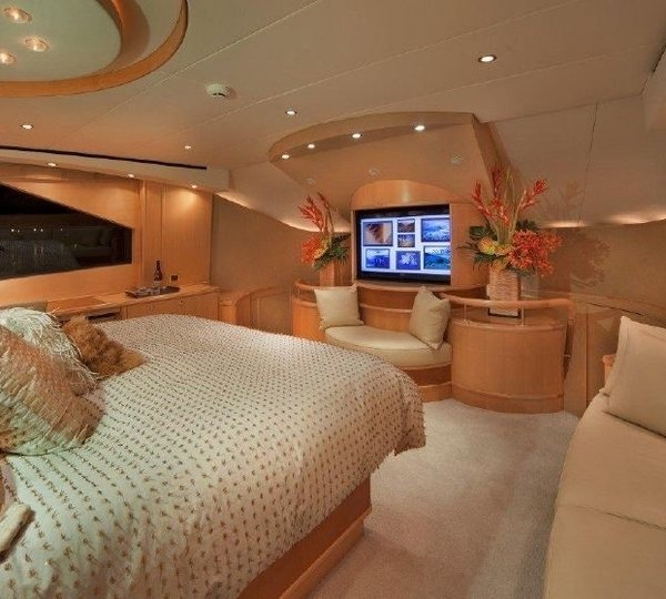 The 39m Yacht DUMB LUCK