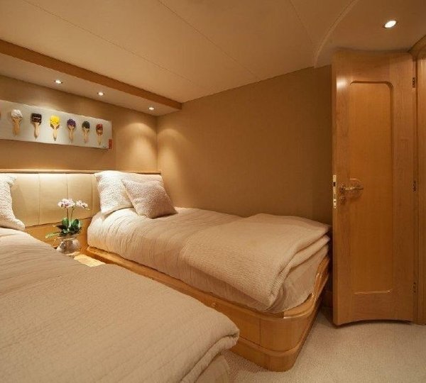 The 39m Yacht DUMB LUCK