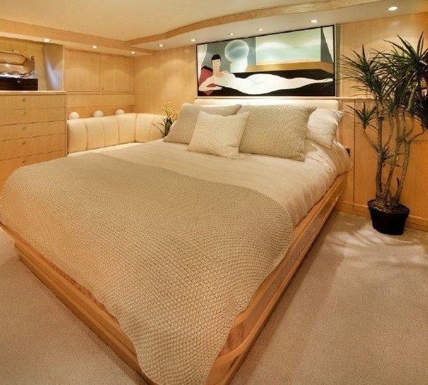 The 39m Yacht DUMB LUCK