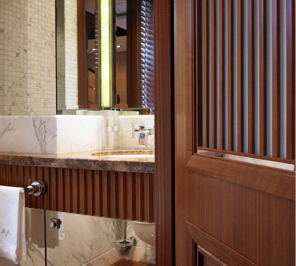 Close Up: Yacht KATHLEEN ANNE's Bath Photograph