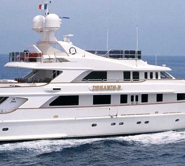 Cruising On Yacht DESAMIS B
