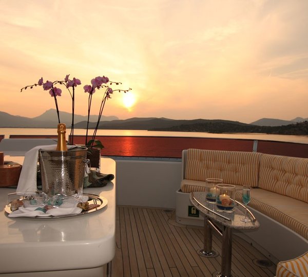 The 40m Yacht HAPPY DOLPHIN II