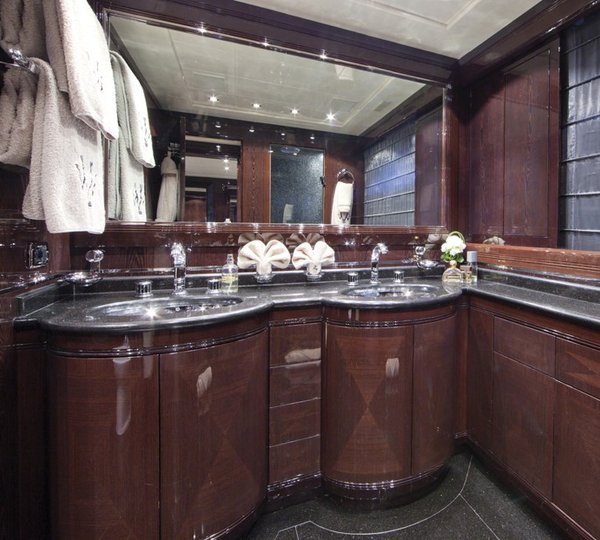 Main Master En Suite On Board Yacht VENI VIDI VICI