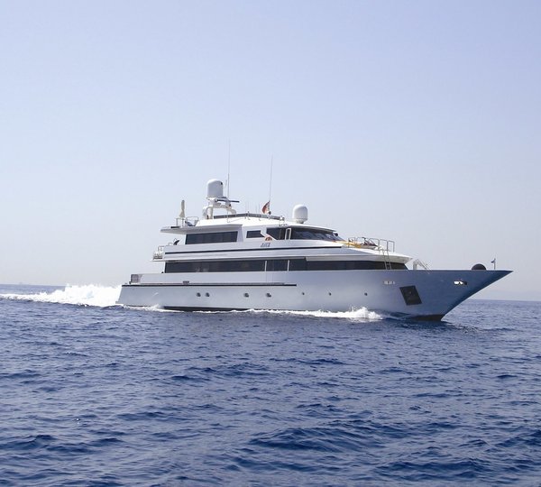 Overview: Yacht AMZ's Cruising Photograph