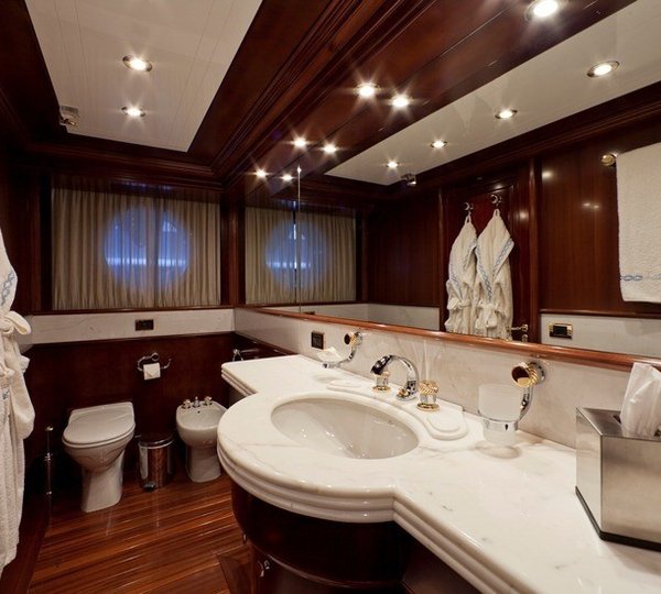 Bath: Yacht SOPHIE BLUE's Guest's Cabin Image