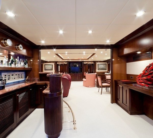 Drinks Bar: Yacht SOPHIE BLUE's Premier Saloon Image